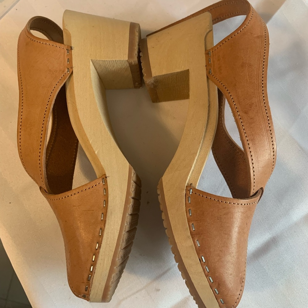 Leather clogs